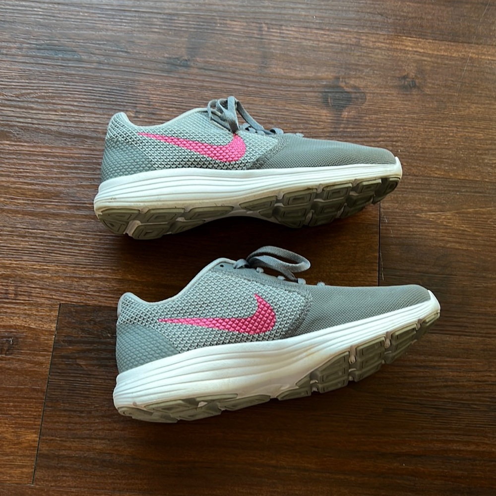 NIKE - womens revolution 3